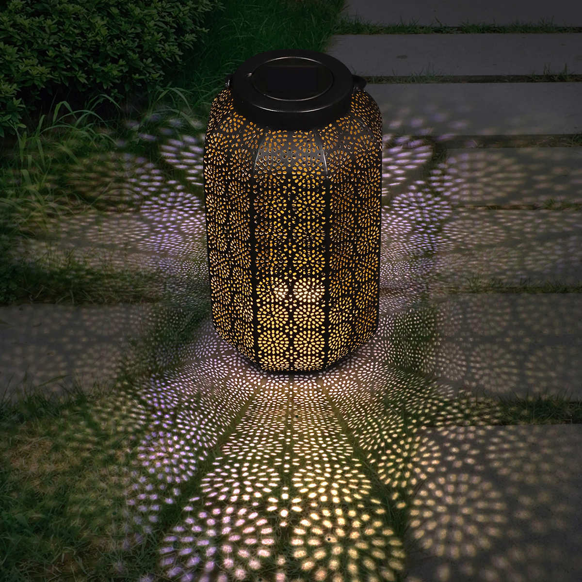 2 lanternes en métal de motifs mandala filigranes, à DEL par énergie solaire - Image 4