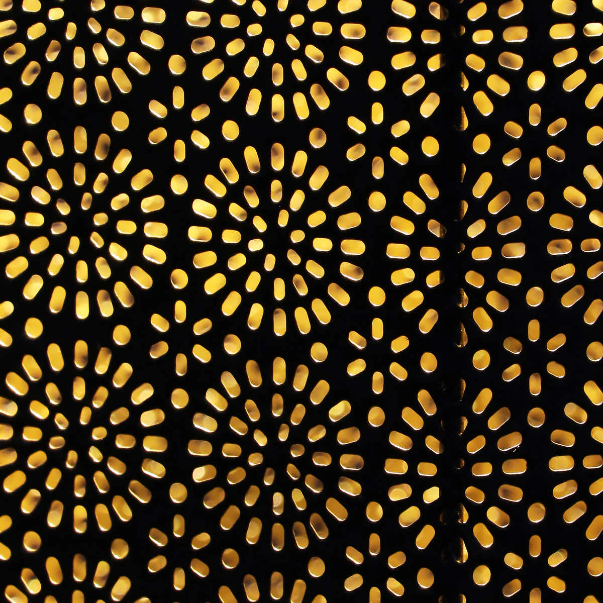 2 lanternes en métal de motifs mandala filigranes, à DEL par énergie solaire - Image 5