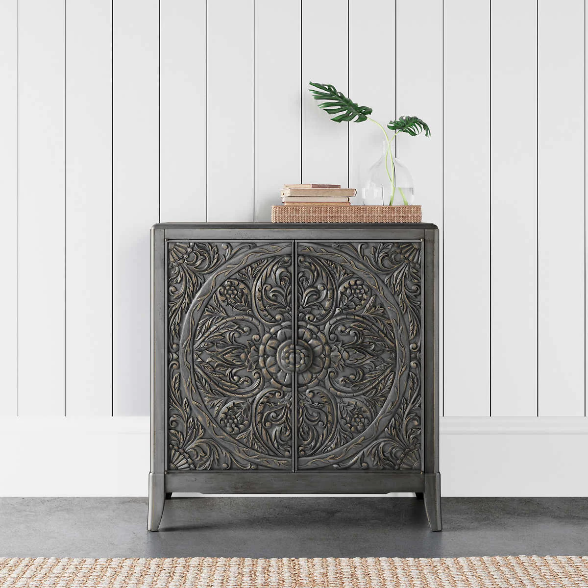 Lita - Armoire avec panneaux de portes sculptés de style balinais traditionnel