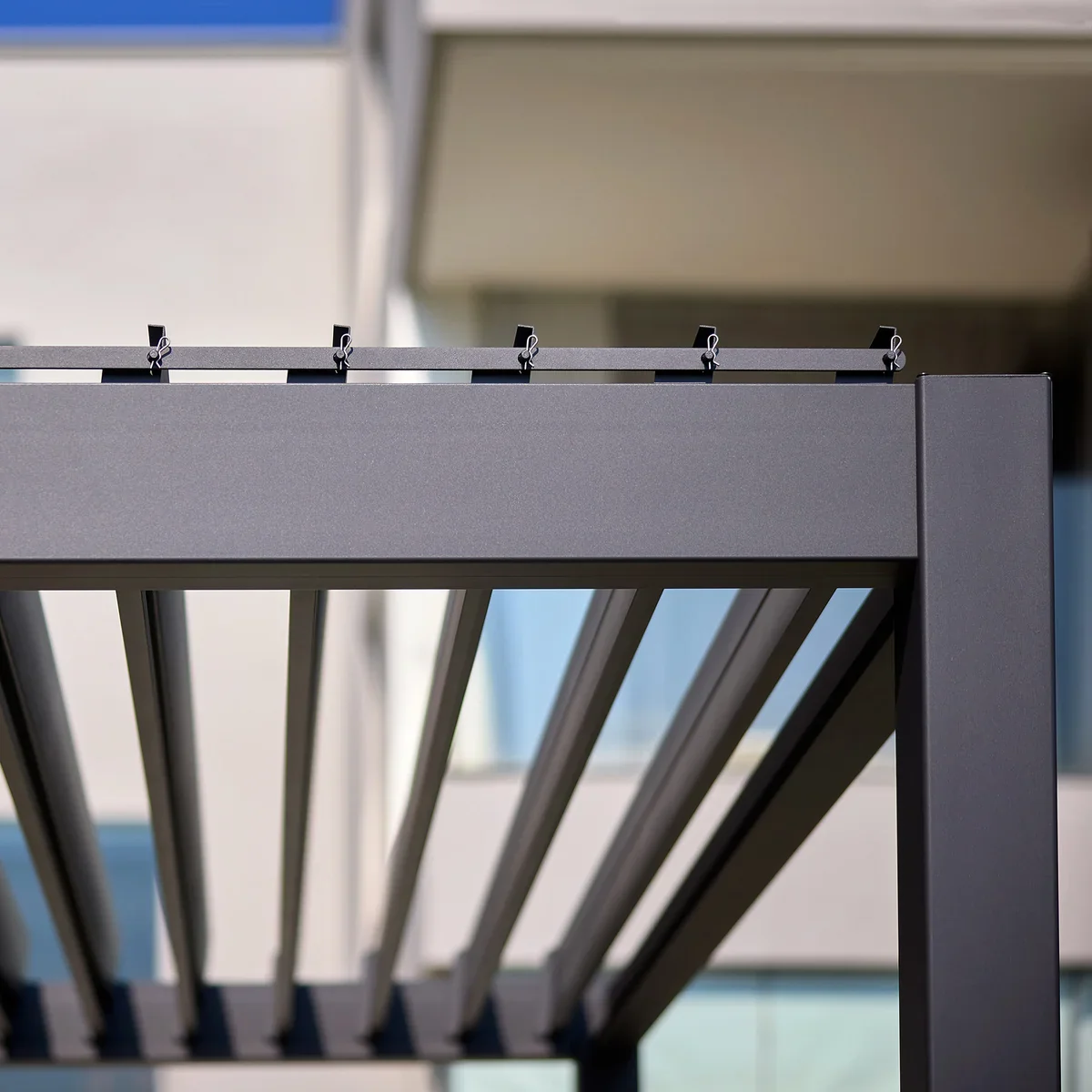 Mirador - Pergola réglable en aluminium persiennes, 8,8 pi x 14,4 pi - Image 4