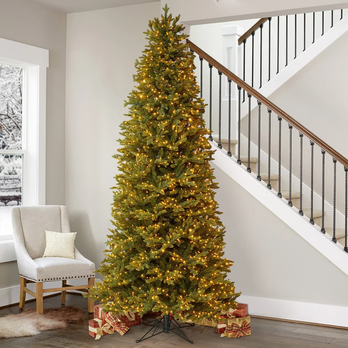 Sapin de Noël artificiel illuminé élancé Aspen de 2,7 m (9 pi) - Image 2
